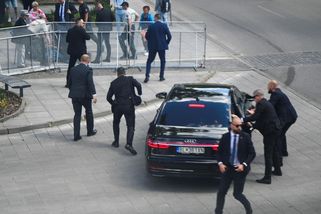 Pudová reakce bodyguarda. Odskočil od Fica dál, místo před něj, plyne ze zprávy úřadu - Novinky